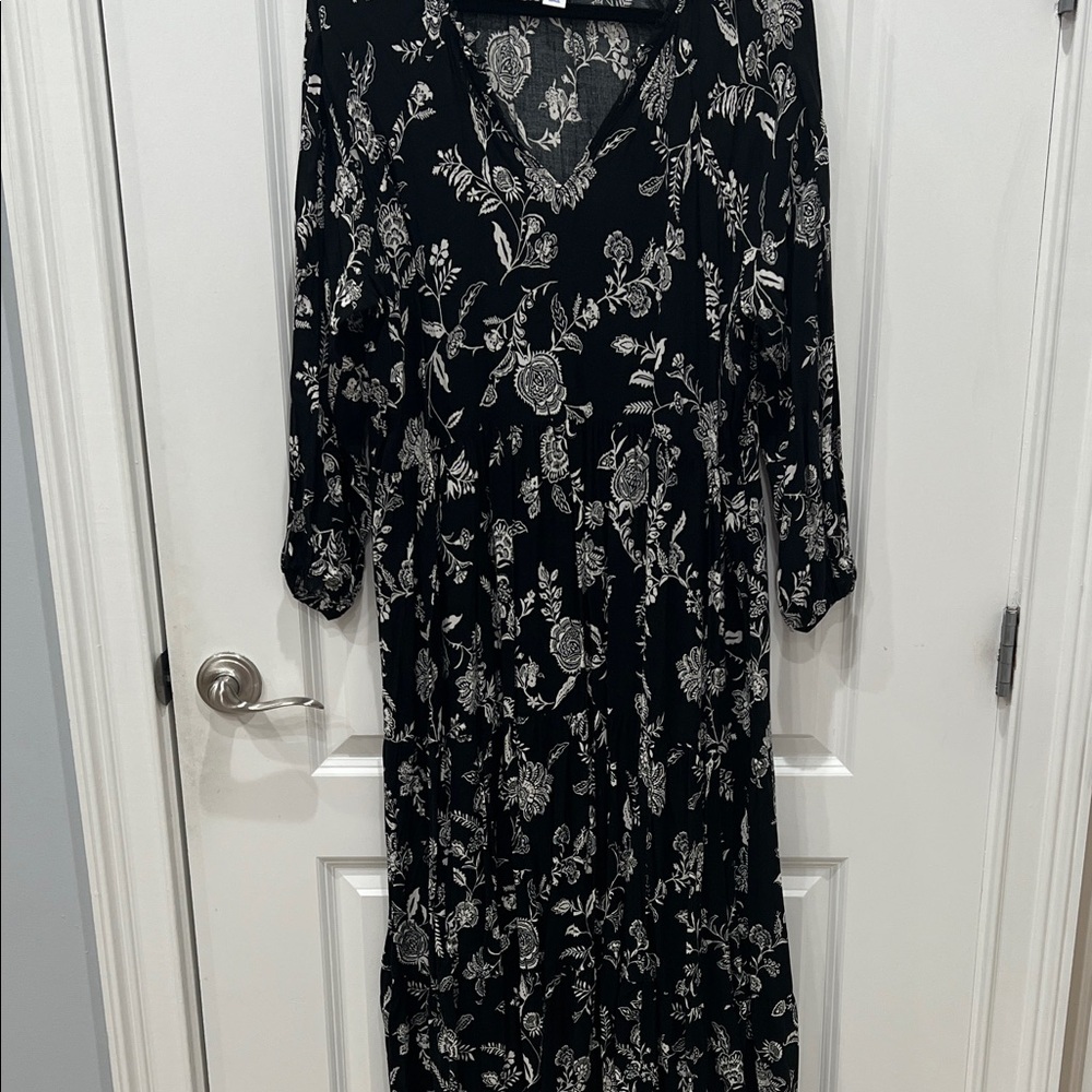 Old Navy Black and White Floral Long Sleeve Dress
Pit to pit 22”
Length 61”